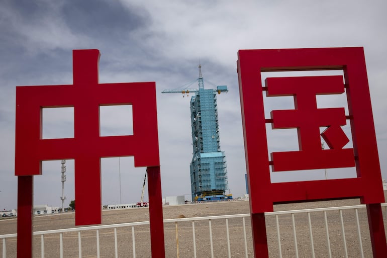 La plataforma de lanzamiento de la misión Shenzhou-23 se observa junto a caracteres chinos en el Centro de Lanzamiento de Satélites de Jiuquan, cerca de Jiuquan, China, el 23 de mayo de 2026.