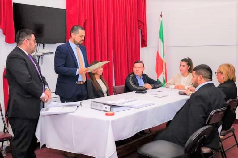 El jefe de equipo auditor de la CGR, Edgar Cáceres, lee el informe a la gobernadora Norma Zárate de Monges (ANR),quien estaba acompañada del ex gobernador Emigdio Aliendre(ANR), del equipo de transición Lic. Benigno Villasboa  y de la representante de la CGR, Juana Roche Azcona.