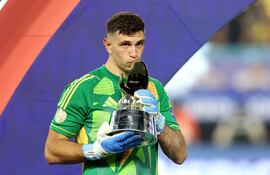 Emiliano Martínez, arquero de la selección de Argentina, recibe el premio al mejor arquero de la Copa América 2024.
