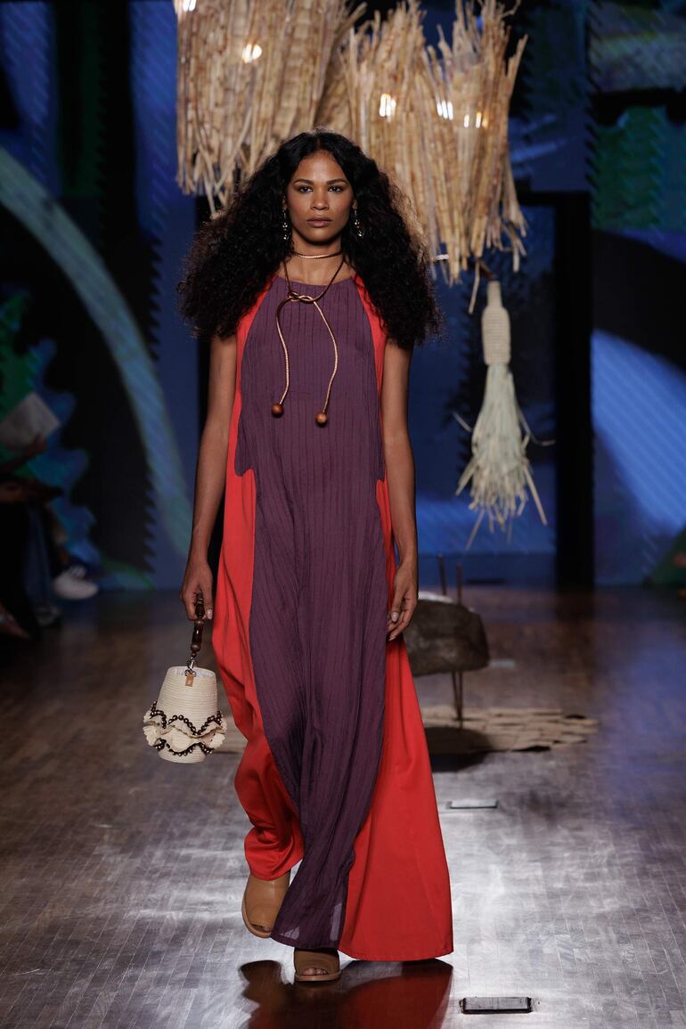 BRA100. SAO PAULO (BRASIL), 09/11/2023.- Una modelo viste prendas de la marca FOZ hoy, durante un desfile de la Semana de la Moda de Sao Paulo 2023, en el centro comercial Iguatemi de São Paulo (Brasil). EFE/ Isaac Fontana
