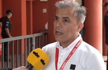 Eduardo González, apoderado de la ANR hablando del desarrollo de los comicios.