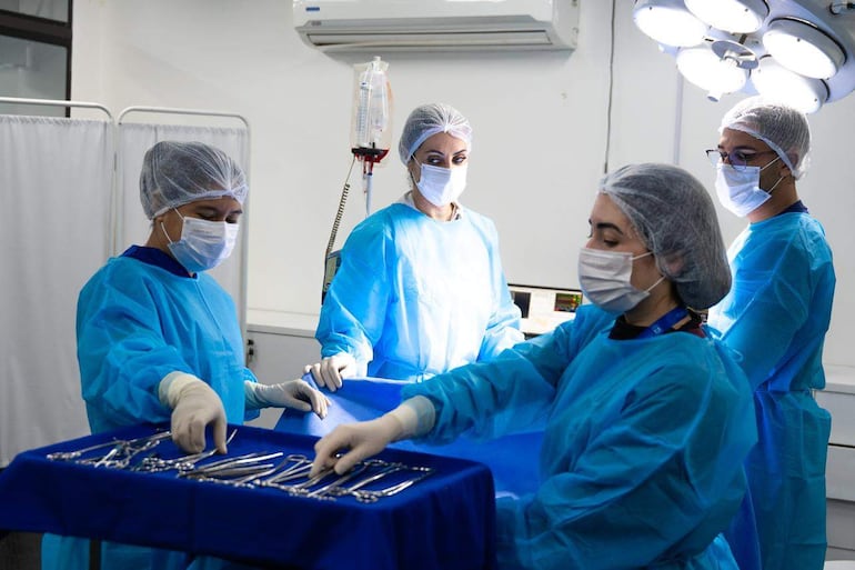 El Centro de Simulación Clínica ofrece entrenamiento con simuladores de última generación y escenarios de alta fidelidad.