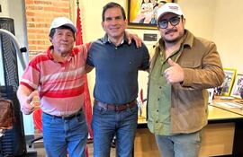 De izquierda a derecha, el candidato a concejal municipal de Caapucú, Fermín Leguizamón, el ministro de Urbanismo, Juan Carlos Baruja, y el intendente de Caapucú, Gustavo Penayo Arce (ANR-HC), respaldan al Secretario de Estado ante la eventual dupla presidencial con Pedro Alliana.