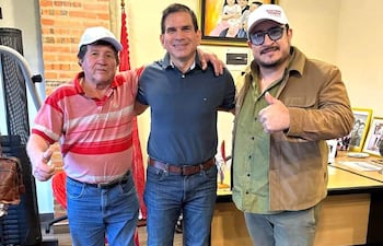 De izquierda a derecha, el candidato a concejal municipal de Caapucú, Fermín Leguizamón, el ministro de Urbanismo, Juan Carlos Baruja, y el intendente de Caapucú, Gustavo Penayo Arce (ANR-HC), respaldan al Secretario de Estado ante la eventual dupla presidencial con Pedro Alliana.