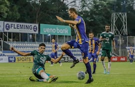 El lateral auriazul Ramón David Mendieta intenta superar la "barrida" del zaguero "aviador", Blas Antonio Maciel. (Foto: APF)