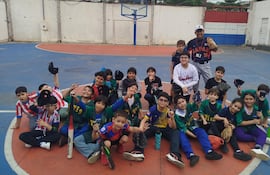 Kazu Shinohara arriba a la derecha con sus alumnos que aprendieron baseball en su paso por Paraguay.