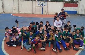 Kazu Shinohara arriba a la derecha con sus alumnos que aprendieron baseball en su paso por Paraguay.