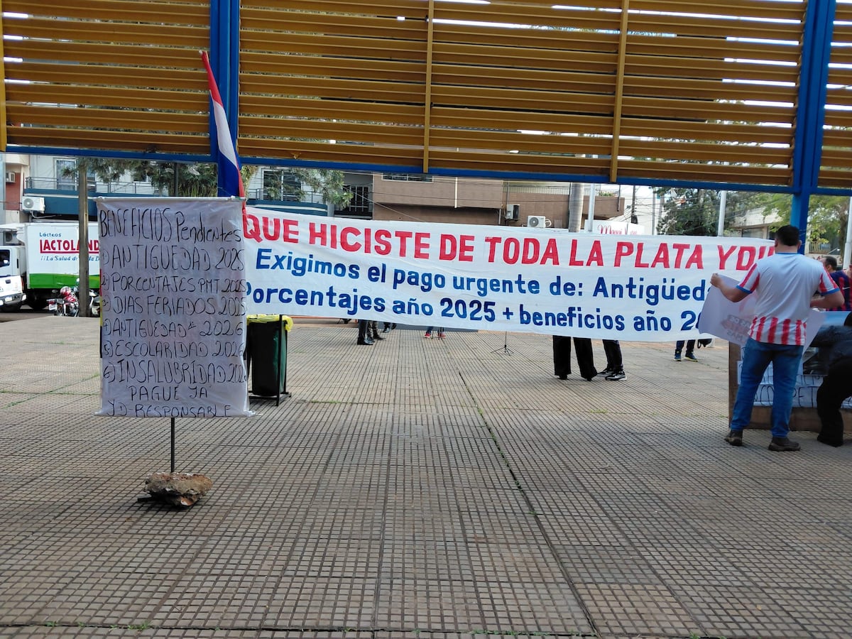 Sindicatos de la Municipalidad de Encarnación exigen pago de salarios y beneficios