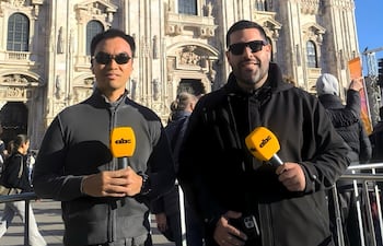 ¡Qué dupla! Dani Chung y Chipi Vera frente a la Catedral de Milán.