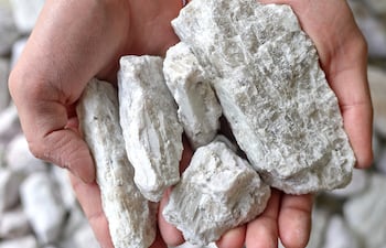 Paraguay, a diferencia de sus vecinos, no tiene una tradición minera comparable. Históricamente, la actividad extractiva se ha limitado a materiales de construcción y las famosas canteras.