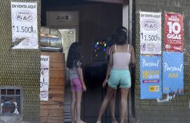 Las tragamonedas se encuentran en despensas y otros comercios no exclusivos de juegos de azar, al alcance de niños y adolescentes y el peligro de que caigan en la adicción de apostar.