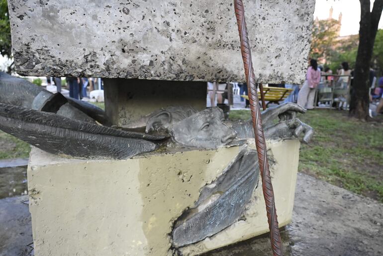 Monumento a los Desaparecidos hecho con trozos de la estatua de Stroessner. 