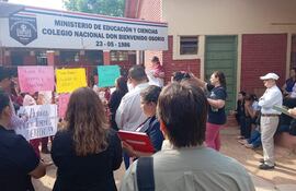 Alumnos del colegio Bienvenido Osorio de la ciudad de Ñemby tomaron la institución para exigir la destitución de la directora y la presidenta de la ACE.