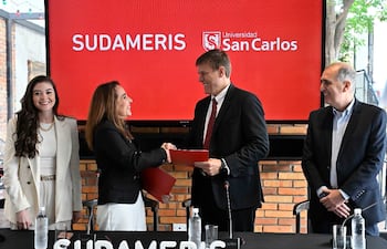 Sudameris y Universidad San Carlos sellan acuerdo.