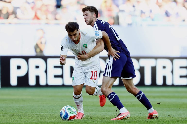 El delantero de Marruecos, Brahim Díaz, y el delantero de Escocia, Ryan Christie, disputan el balón durante el partido de fútbol del Grupo C de la Copa Mundial 2026 entre Escocia y Marruecos en el Boston Stadium en Foxborough.