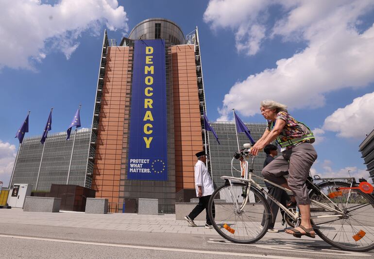 Personas pasan frente a la sede de la Comisión Europea en Bruselas, Bélgica, el 31 de julio de 2026. La Comisión tiene previsto ofrecer una sesión informativa sobre la situación en el enclave español de Ceuta ante el fuerte aumento de la llegada de migrantes.