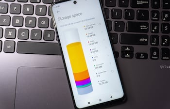 Concepto de almacenamiento lleno o casi lleno en el celular.