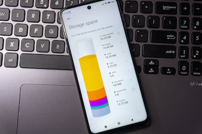 Concepto de almacenamiento lleno o casi lleno en el celular.