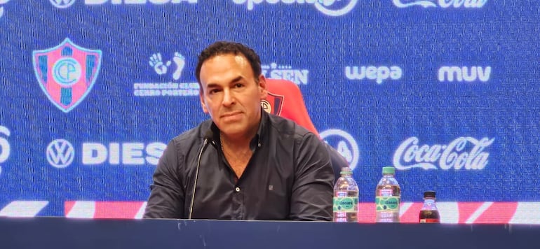 El presidente de Cerro Porteño, Blas Reguera habla en conferencia de prensa durante la presentación del nuevo conductor azulgrana, Gustavo Costas.
