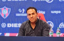 El presidente de Cerro Porteño, Blas Reguera habla en conferencia de prensa durante la presentación del nuevo conductor azulgrana, Gustavo Costas.