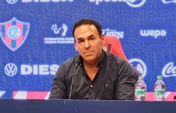 El presidente de Cerro Porteño, Blas Reguera habla en conferencia de prensa durante la presentación del nuevo conductor azulgrana, Gustavo Costas.