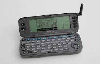 Vista del Nokia 9000 Communicator, considerado el primer "smartphone" de la historia, era un híbrido entre teléfono y miniordenador personal que se comercializó como una "oficina de bolsillo" a partir de 1996.