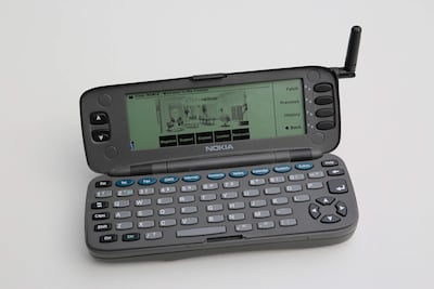 Vista del Nokia 9000 Communicator, considerado el primer "smartphone" de la historia, era un híbrido entre teléfono y miniordenador personal que se comercializó como una "oficina de bolsillo" a partir de 1996.