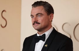 El actor Leonardo DiCaprio llegó con bigote al Dolby Theatre de Hollywood. (ANGELA WEISS / AFP)