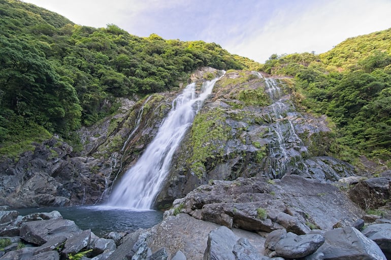Salto de Okono, Yakushima, Japón.