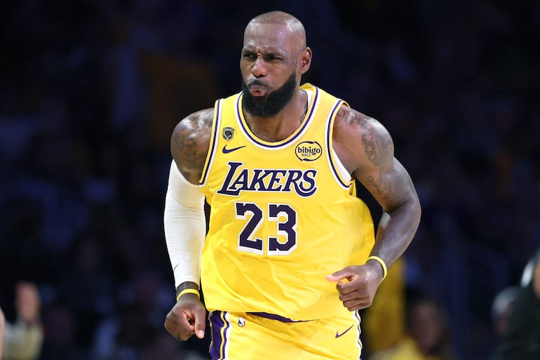 LeBron y los Lakers vencen a los Rockets en su debut en los playoffs de la NBA