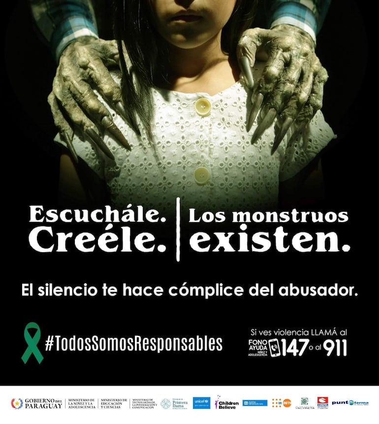 Niña con blusa blanca, mirada seria y lazo verde, frente a fondo negro con mensaje sobre el abuso infantil.