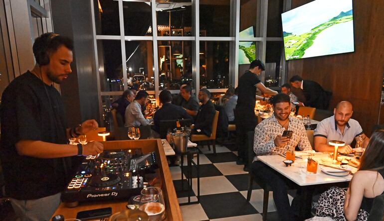 Kessel Sky Bar invita a mirar la ciudad desde otro lugar, literal y figurativamente, desde bien arriba.