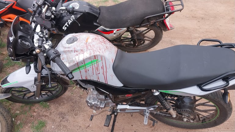 Motocicleta incautada durante el procedimiento.