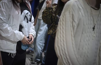 Aficionados de la cantante española Rosalía aguardan previo al concierto de la artista este sábado, en las afueras del Movistar Arena de Buenos Aires (Argentina).