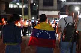 Familiares de presos políticos participan en una vigilia este jueves, en Zamora (Venezuela).