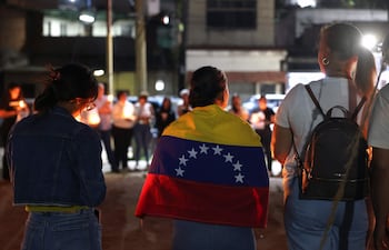 Familiares de presos políticos participan en una vigilia este jueves, en Zamora (Venezuela).