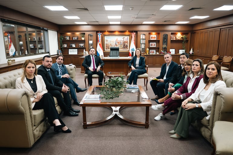 Soledad Núñez y Luis Bello con legisladores y miembros del equipo de transición.