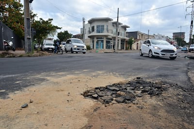 Así quedó la intersección de la avenida Lillo donde la Essap rompió un recapado nuevo del asfalto.