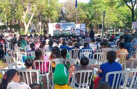 Cuarto encuentro de niños niñas y adolescentes indígenas en la Plaza Uruguaya de Asunción.