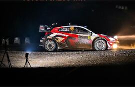 Oliver Solberg y Elliott Edmondson (Toyota GR Yaris Rally1) durante la complicada jornada de hoy.