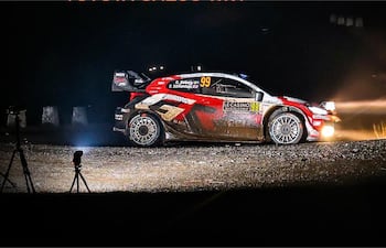 Oliver Solberg y Elliott Edmondson (Toyota GR Yaris Rally1) durante la complicada jornada de hoy.