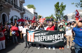 Personas se manifiestan durante la 'Marcha por la Independencia de Puerto Rico' este sábado en San Juan (Puerto Rico).