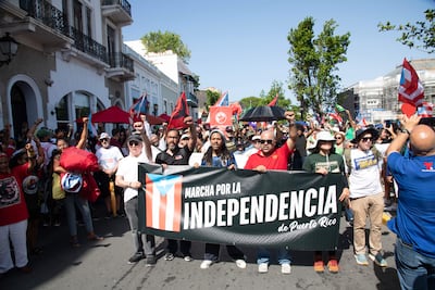 Personas se manifiestan durante la 'Marcha por la Independencia de Puerto Rico' este sábado en San Juan (Puerto Rico).