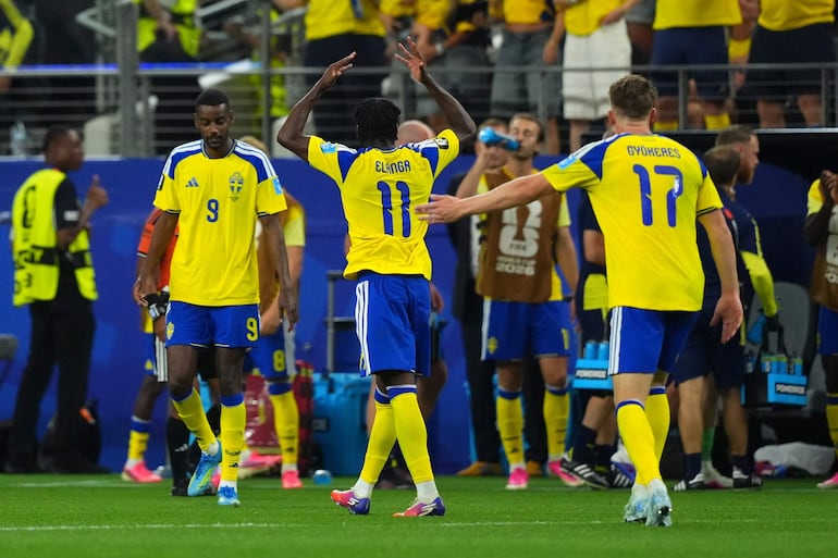 Anthony Elanga (#11) de Suecia puso la paridad definitiva ante Japón.