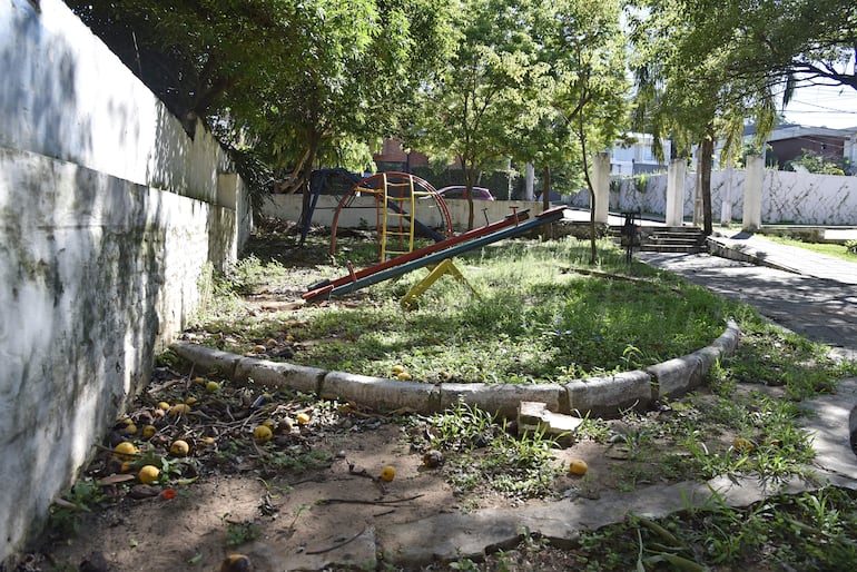 Juegos infantiles de la plaza Ykua Francia, en pésimo estado.