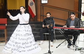 Andrea Valobra, acompañada por Renato Maldonado y Sergio Cuquejo, interpretó "Melancoliaite" en el hall del Teatro Municipal.