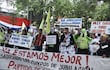 Docentes se congregan en la Plaza Uruguaya este 11 de marzo, en expectativa ante el tratamiento del proyecto de la reforma de la caja fiscal en la Cámara de Senadores.