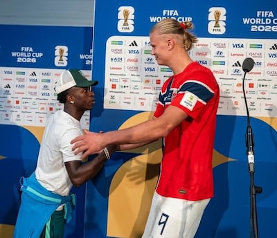 El saludo entre Vinícius Júnior y Erling Haaland, en zona de prensa.