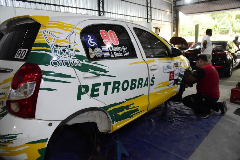 El Toyota Etios de Beto Ramírez en el taller de José Marín.