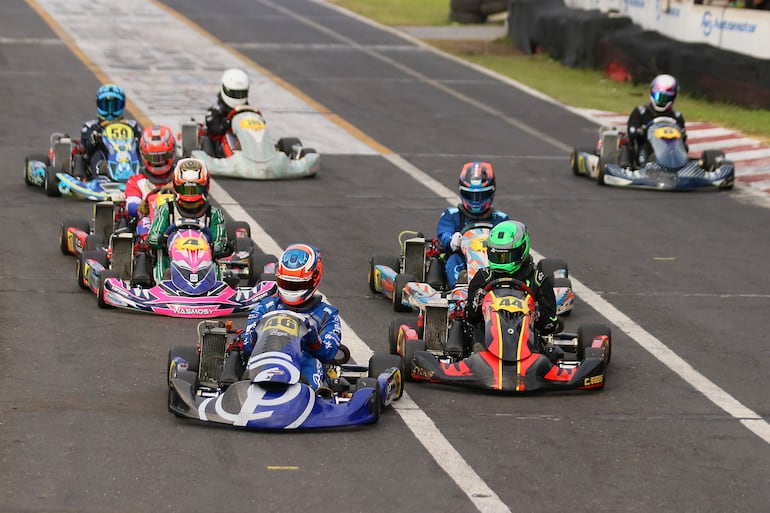 Una postal de la categoría Rotax Senior Max, en la que Alejandro Samaniego volvió a vencer el domingo.